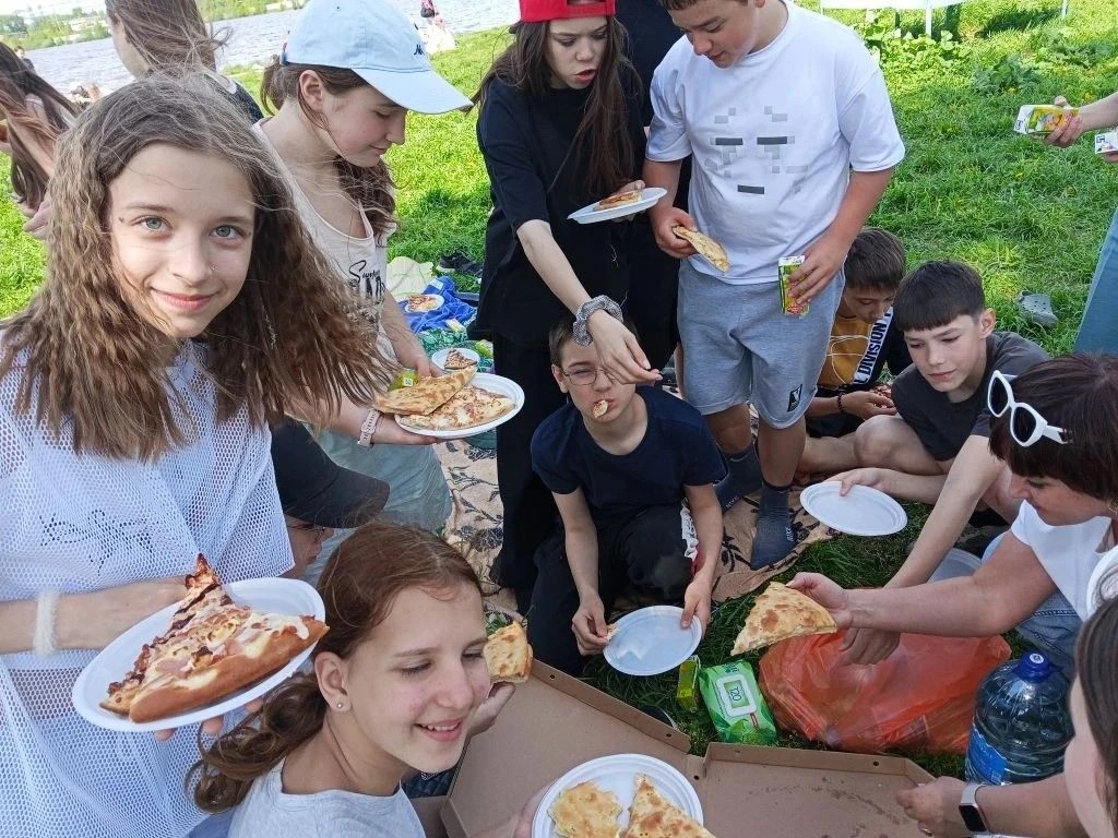 🛑Ученики 6 «Б» класса шумно и весело отметили окончание учебного года на Верх-Исетском пруду. 🔥Ребят