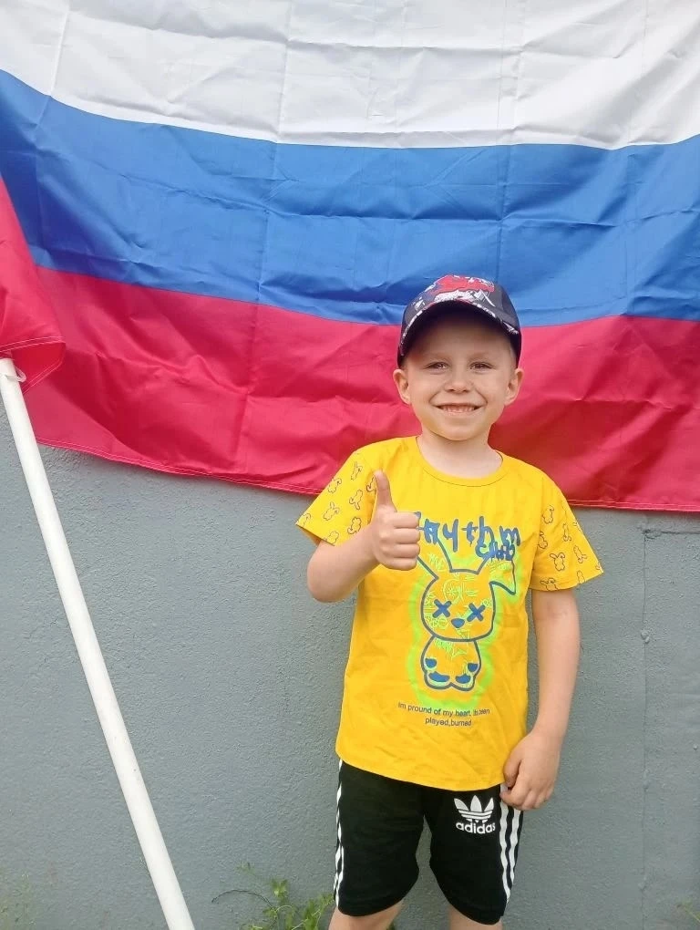 Ребята старшей группы   N3 приняли участие в акции #ФлагиРоссии