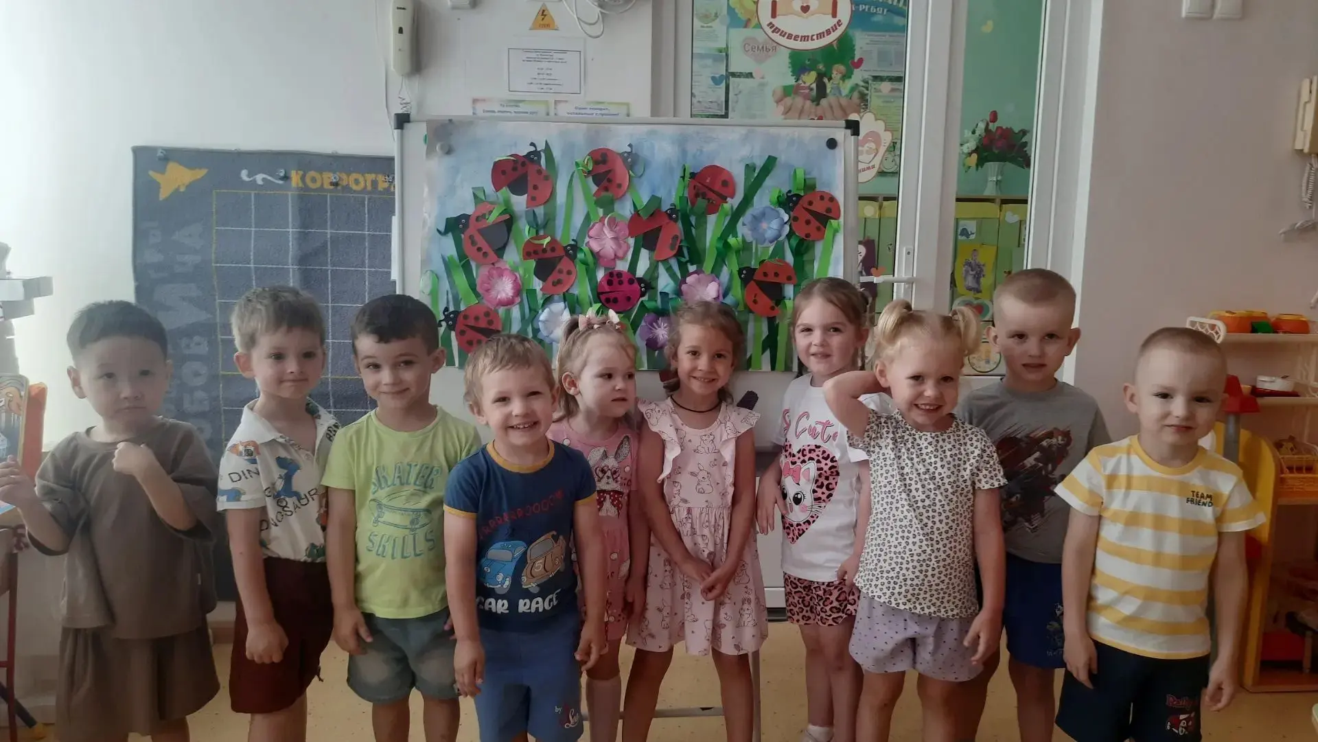 Коллективная работа «Божьи коровки на полянке» в группе «Почемучки».