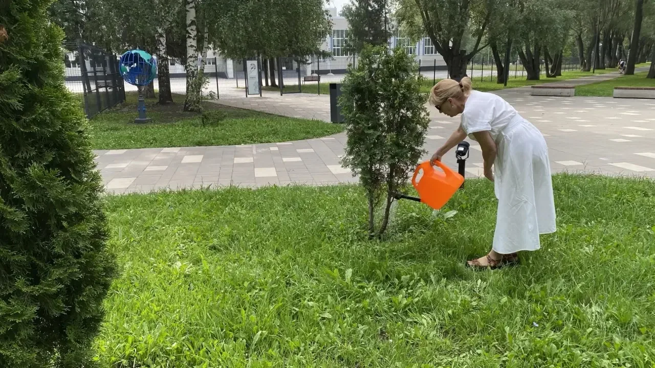 💦 ЛЕЙКУ ВОДЫ НЕ ЖАЛКО! 💦

💦 Работники нашего лицея поливают насаждения на Школьном бульваре, забо