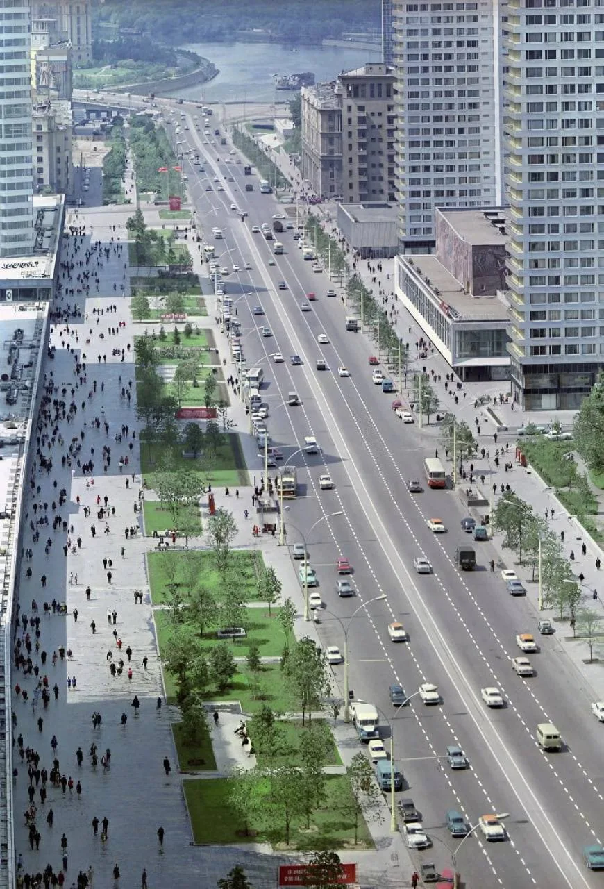 На проспекте Калинина, Москва, СССР, 1971 год.

Прекрасное далёко