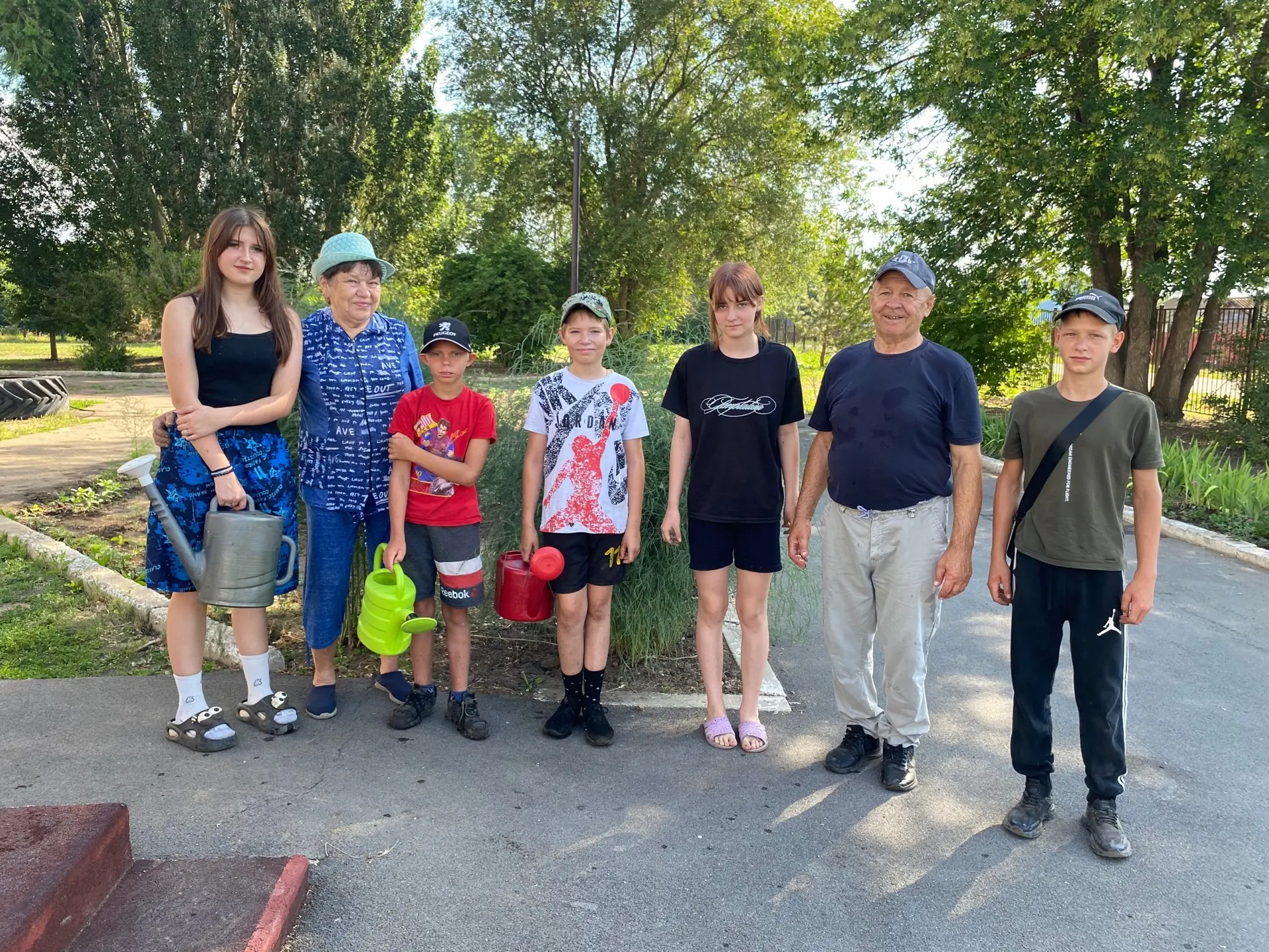 Продолжают свою работу ребята и педагоги  на пришкольном участке. Дел как всегда много: прополоть кл