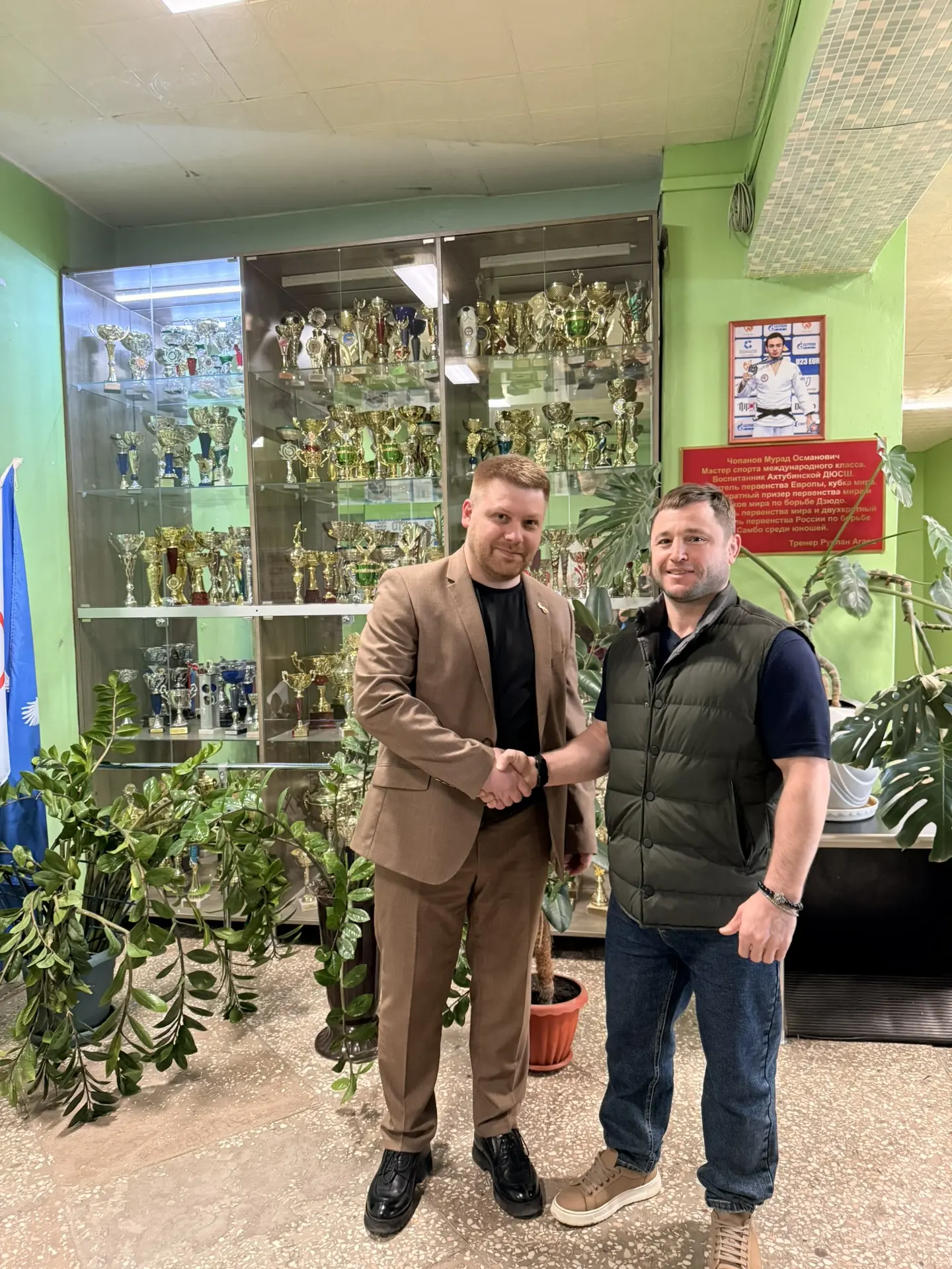 Дорогие ахтубинцы!  Сегодня наш город посетил выдающийся спортсмен — Олег Борисов, настоящая легенда
