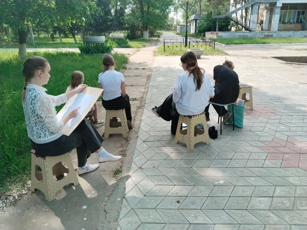 В старших классах изо отделения ДШИ18 начались занятия на пленэре.