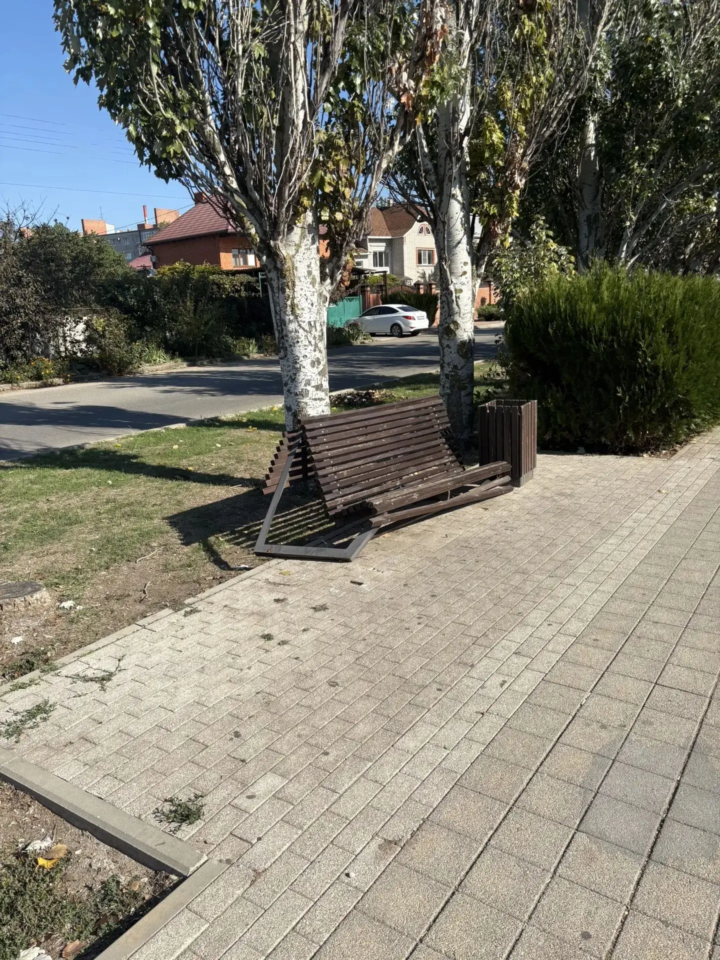 Лавочки долго в таком виде будут стоять? Вы там камер хоть понаставьте, чтобы дебилов с...