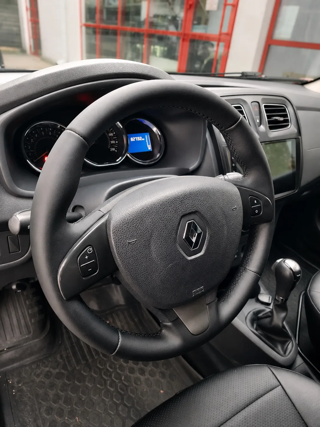 Renault Sandero Stepway — перетяжка руля кожей Nappa. 🔥