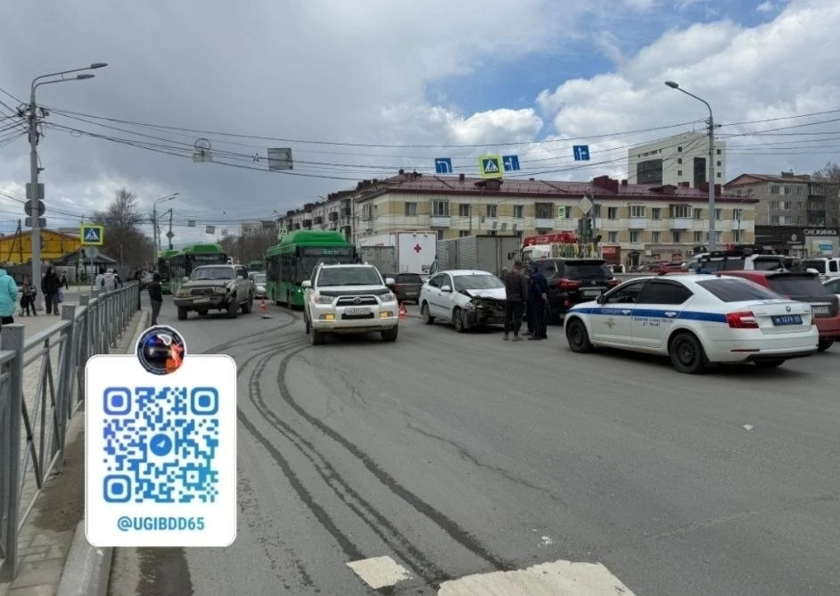 ⚡️Водитель седана неудачно развернулся и попал в ДТП в Южно-Сахалинске  В результате аварии на перек