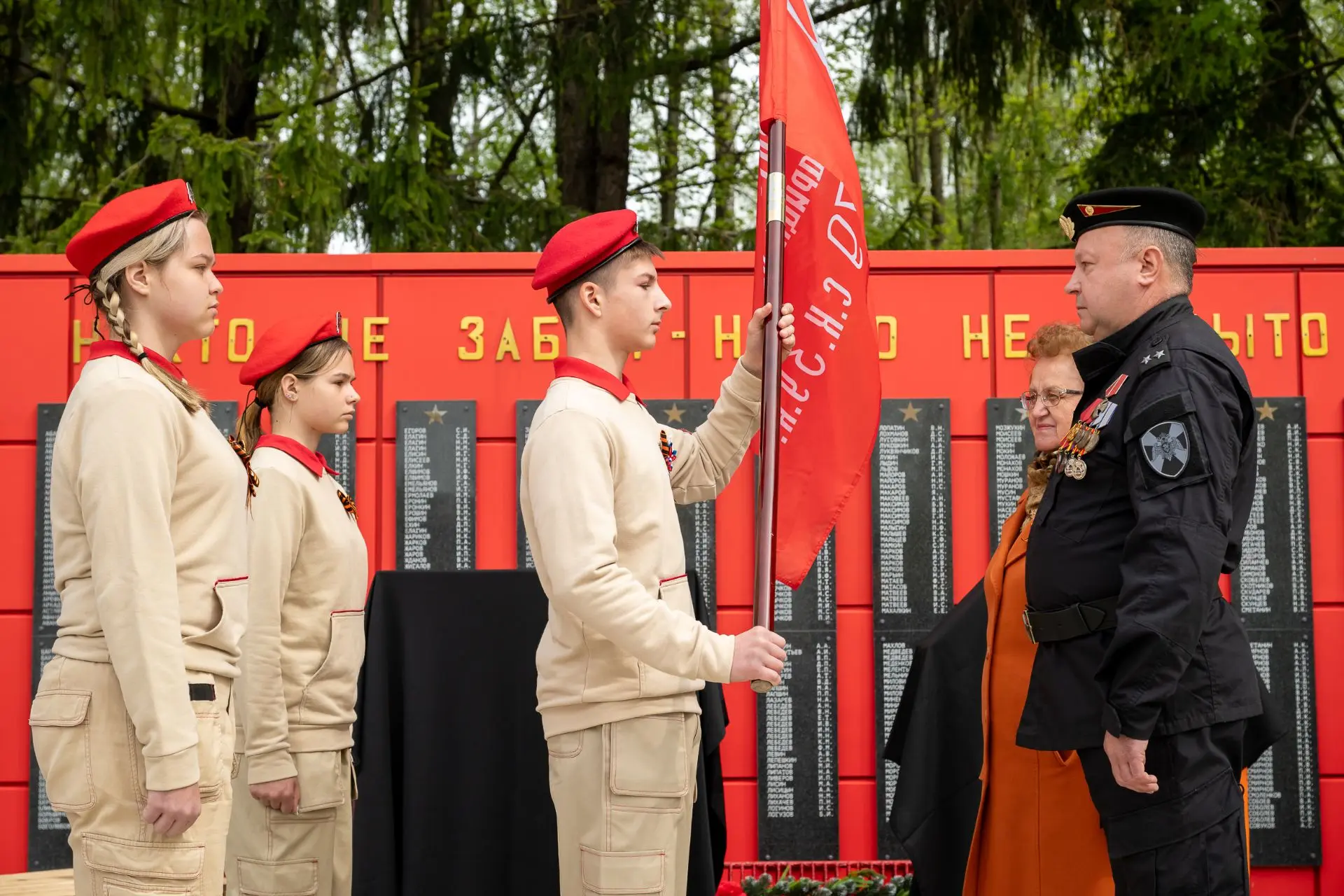 9 мая на торжественном митинге акция завершилась символическим событием: учащиеся Кваше...