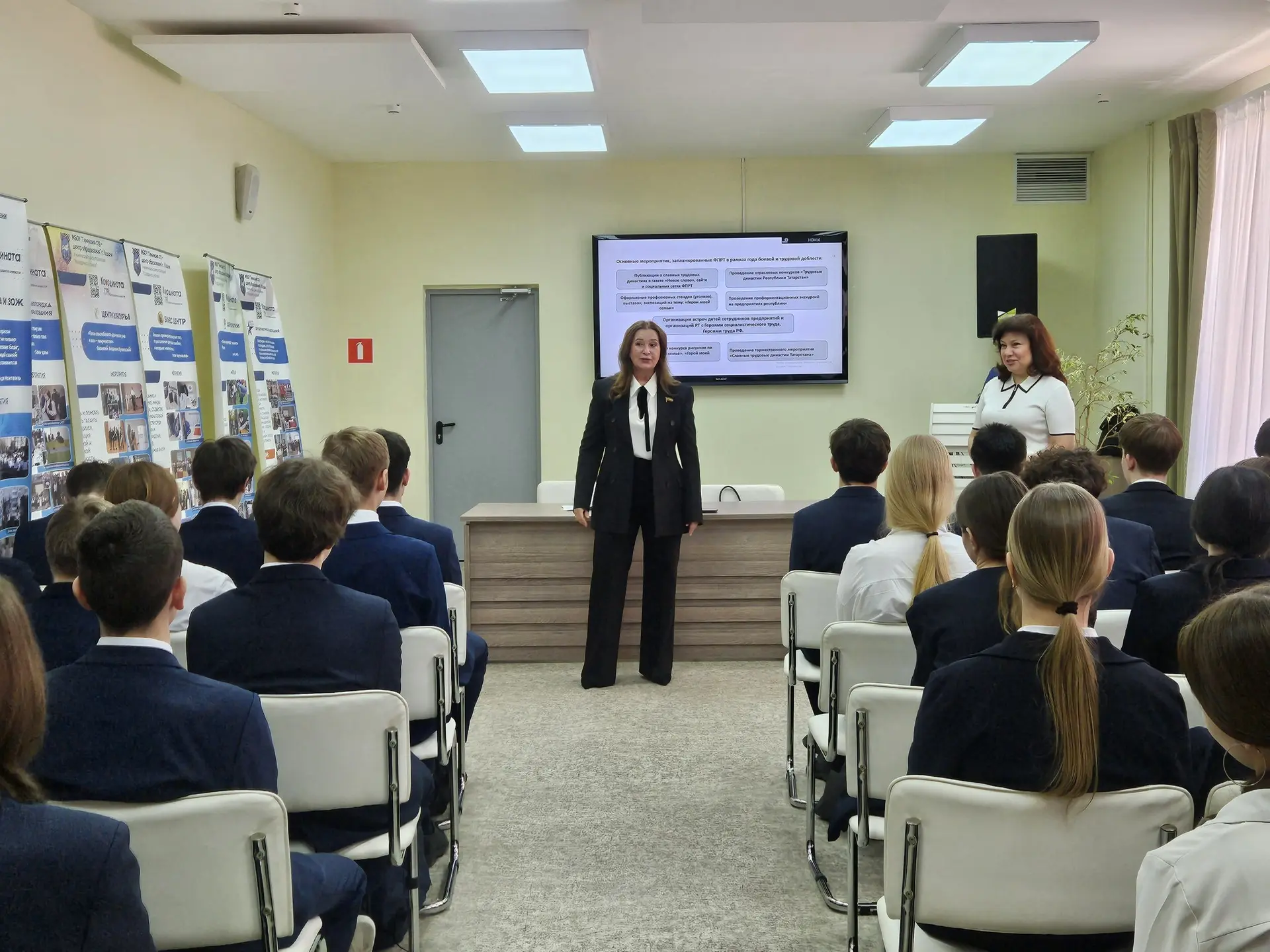 🎓 Ученики 9-ых классов Гимназии 179 приняли участие в парламентском уроке   Занятие провела депутат 