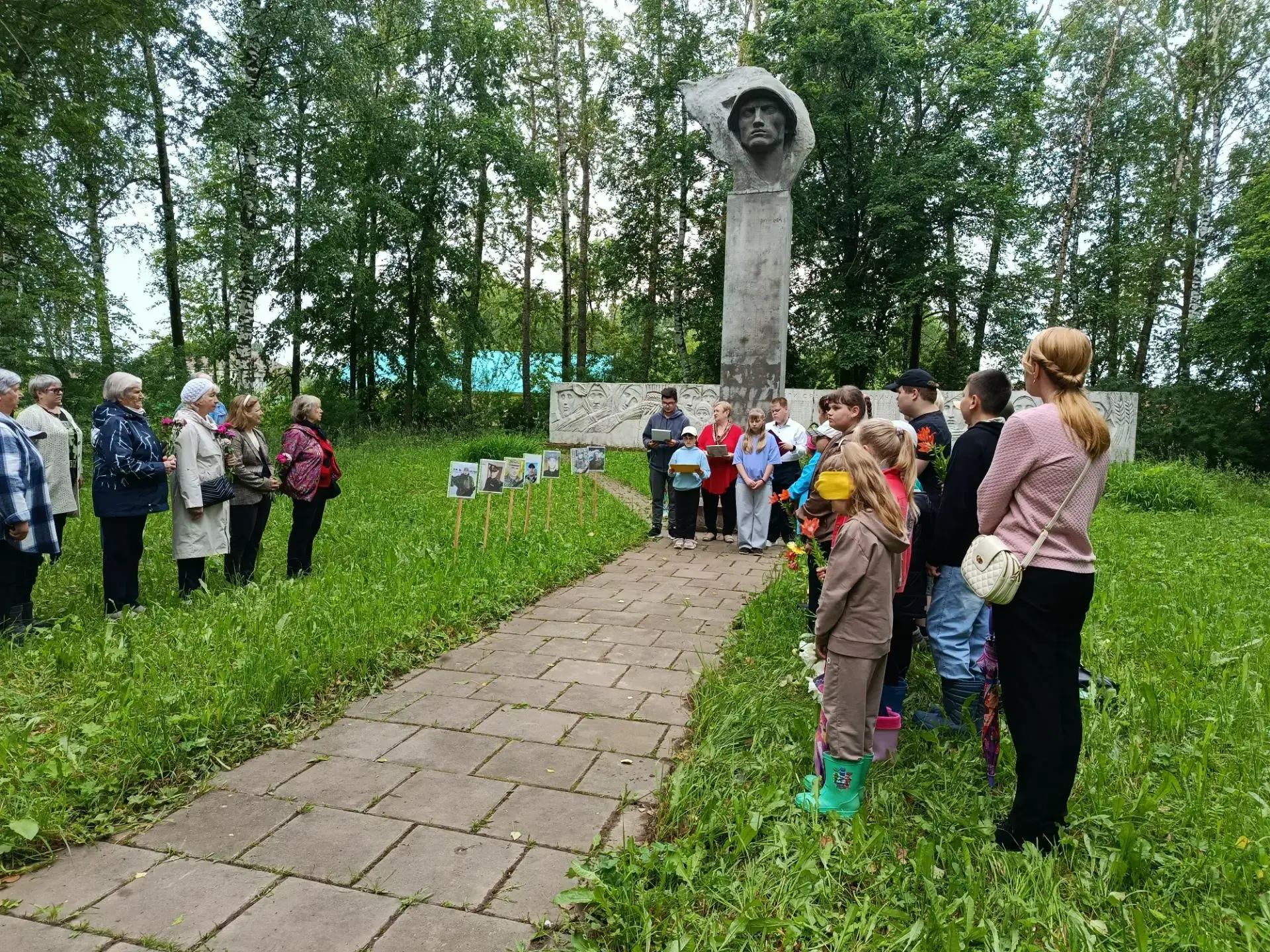 ДЕНЬ ПАМЯТИ И СКОРБИ

22 июня 1941 года миллионы советских граждан столкнулись с жестокой реальность