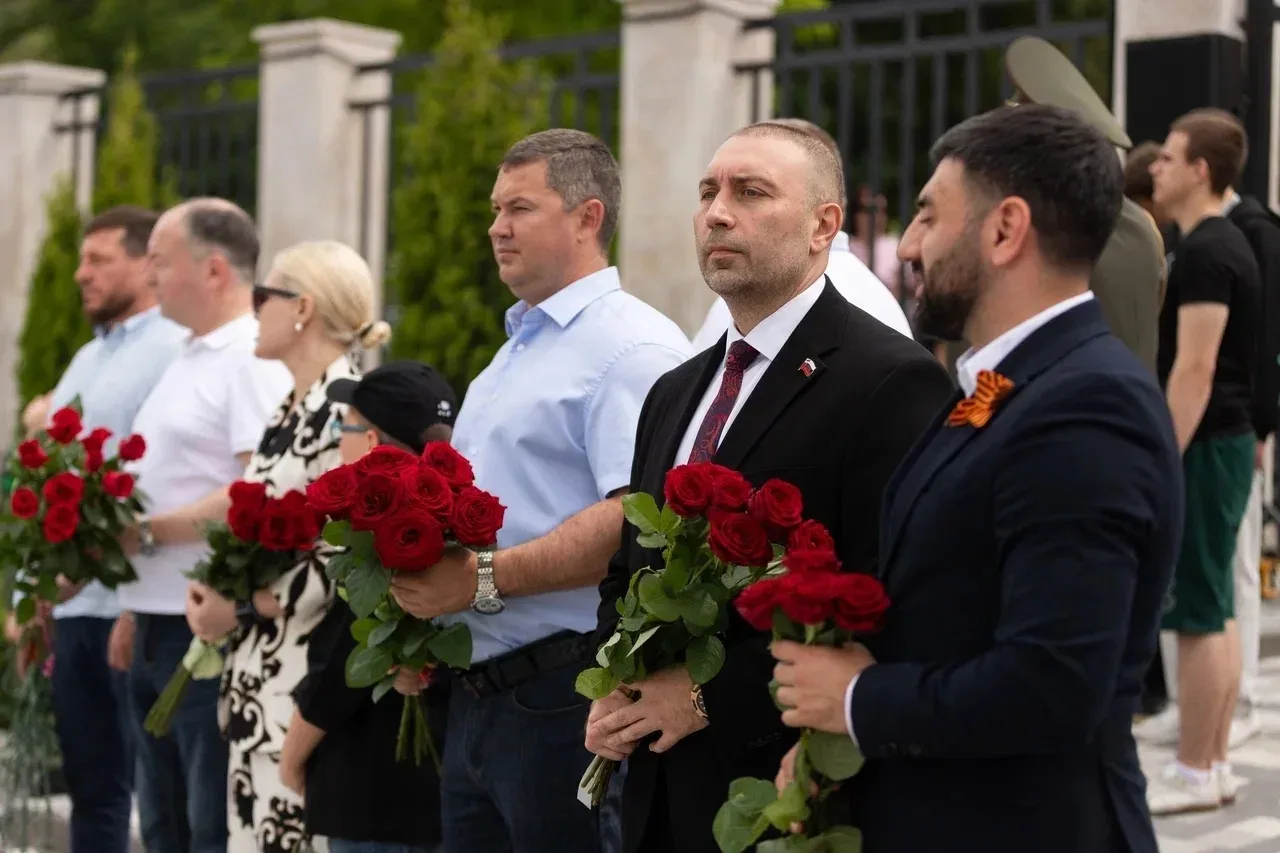 Принял участие в торжественной церемонии поднятиия Государственного флага в День России.
Местом пров