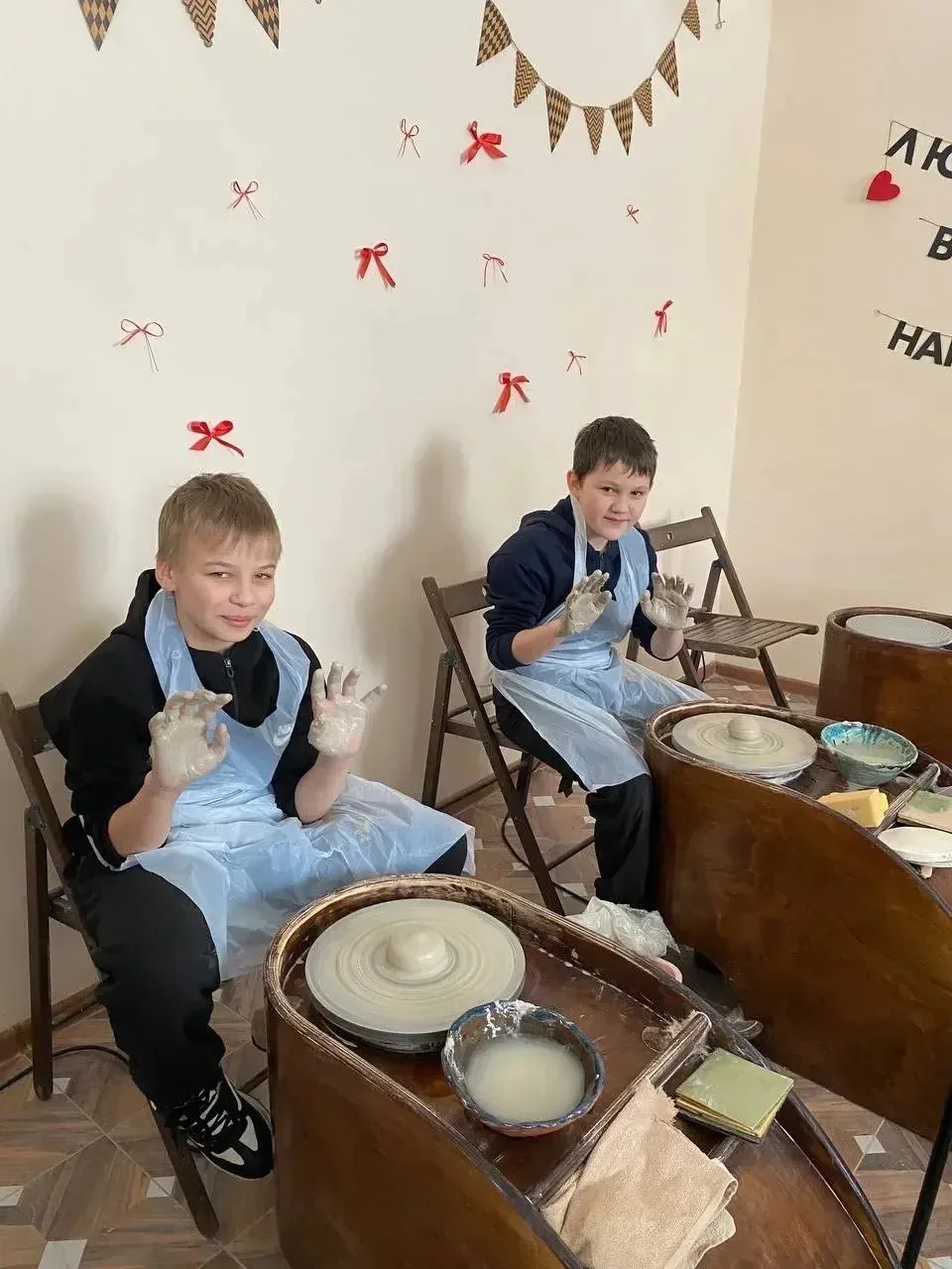 Творческий день в гончарной мастерской «Дари тепло»! 🏺✨  В понедельник ученики 5А и 6К классов окуну