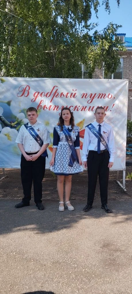 Вчера в школах по всей стране прозвучали последние звонки — для выпускников 9-х и 11-х ...