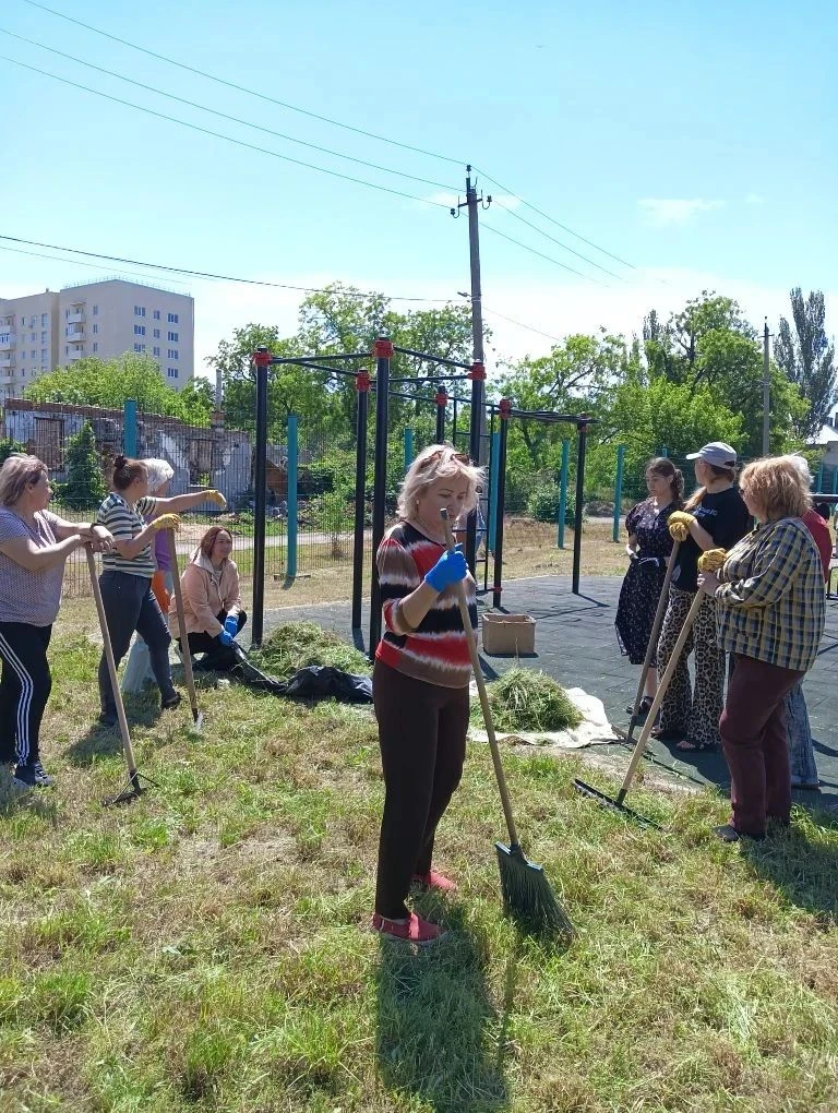 Чистота начинается с примера: педагоги ГБОУ «СШ № 14 г. о. Мариуполь» провели субботник...