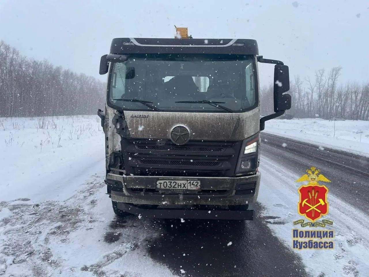 Грузовик протаранил легковушку на трассе в Кузбассе — один человек погиб, уголовное дело передано в 