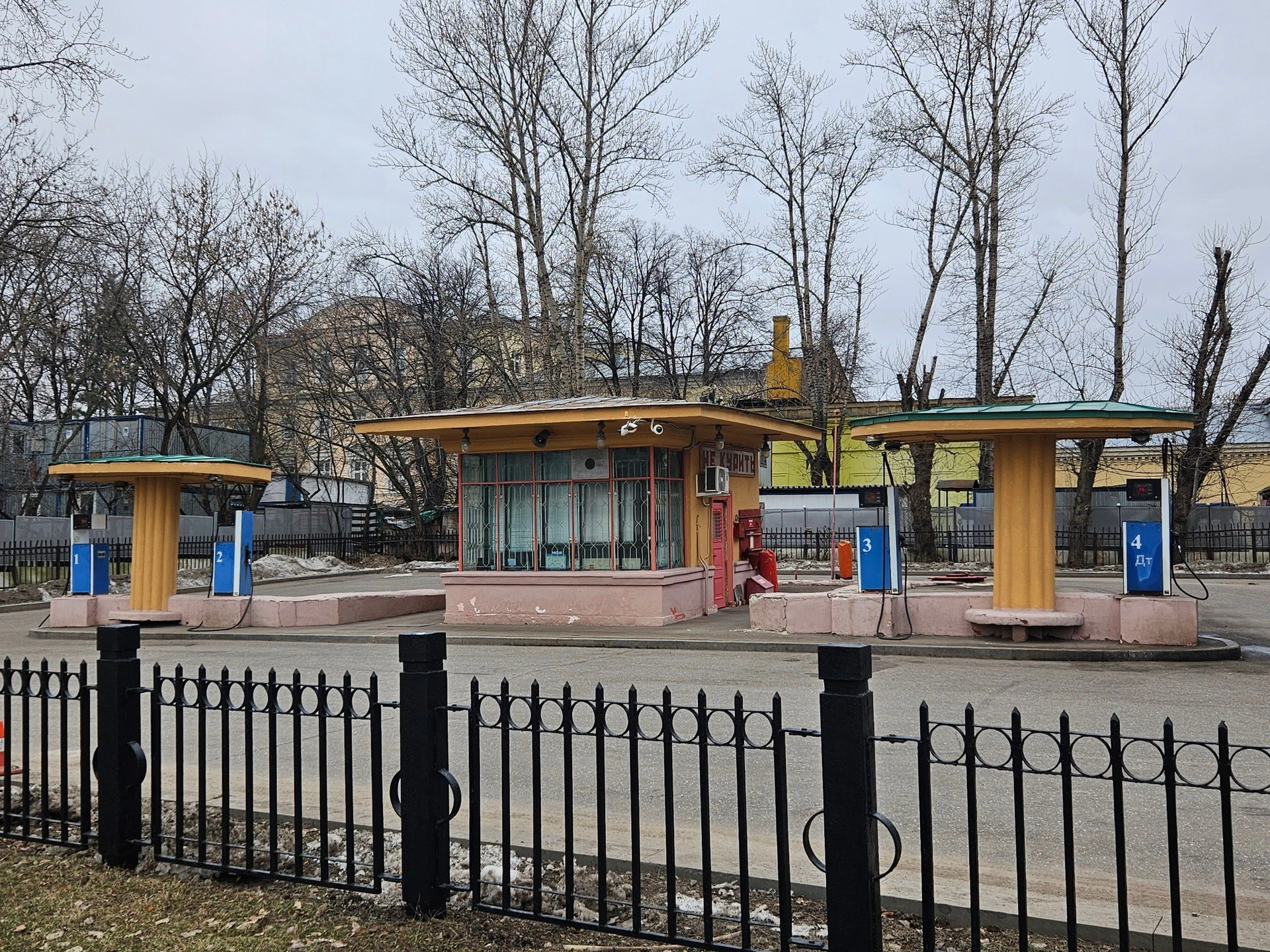 Одна из самых известных бензозаправок Москвы — на Волхонке — обросла городскими легенда...