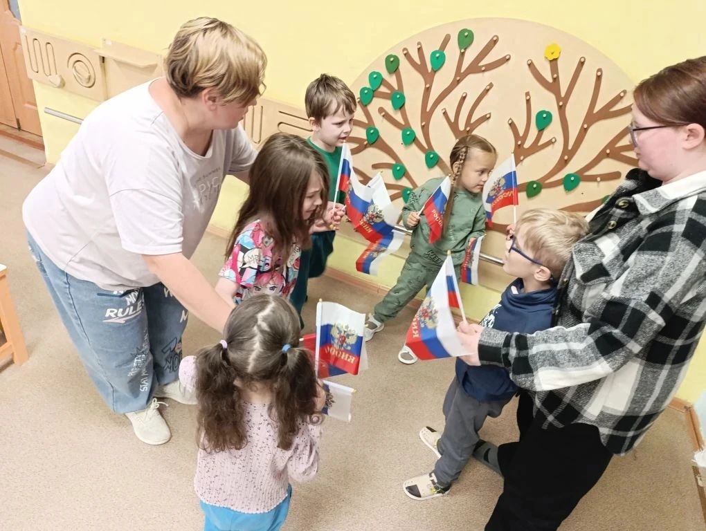 Нам праздники для радости даны,
Мы знаем их немало, самых разных,
Но день России, день родной страны