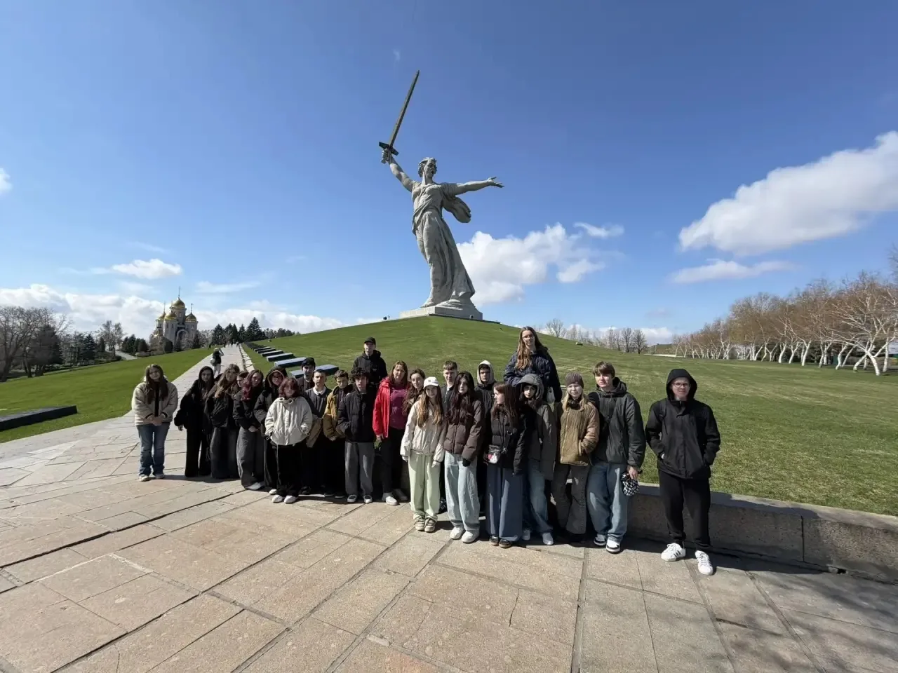 На каникулах активисты «Движения Первых» 7-8 классов ОЦ «Старт» посетили город Волгоград: Под руково