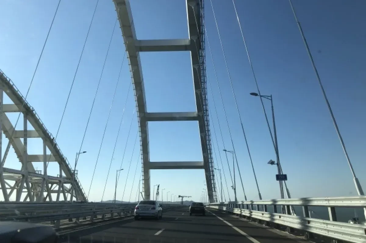 Перед Крымским мостом образовалась очередь