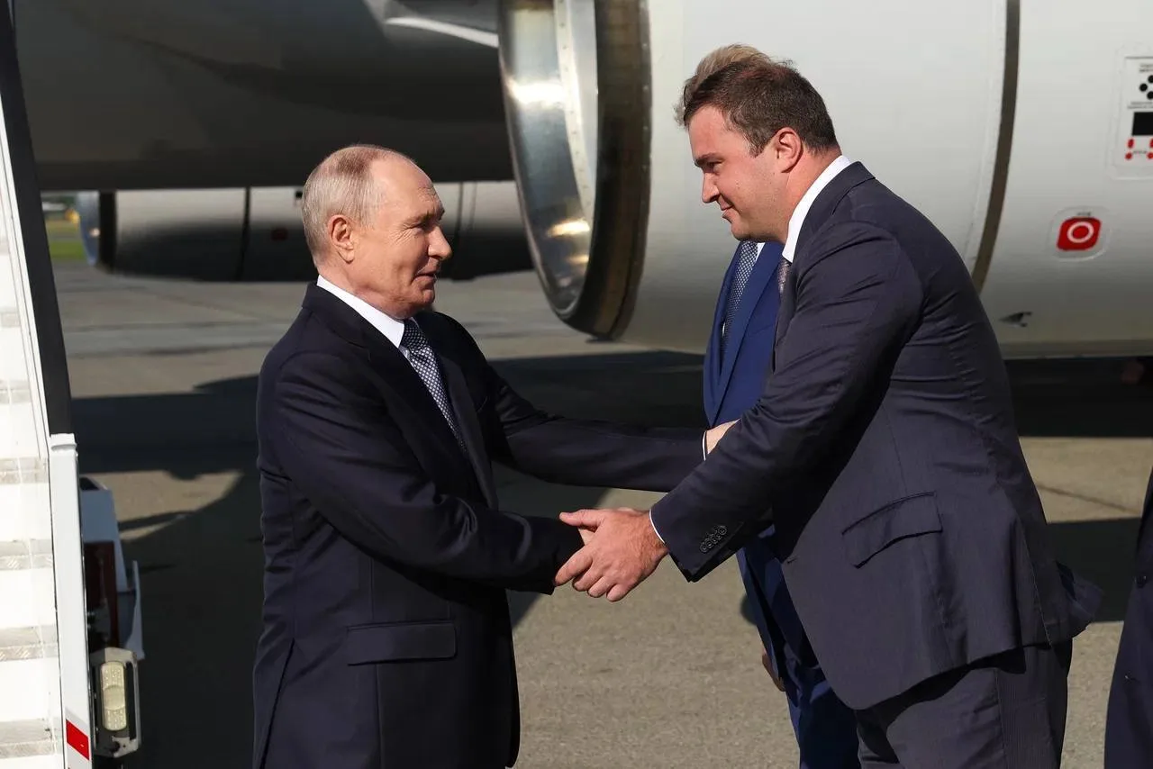 Виталий Хоценко поздравил Владимира Путина с днём рождения. Губернатор Омской области п...