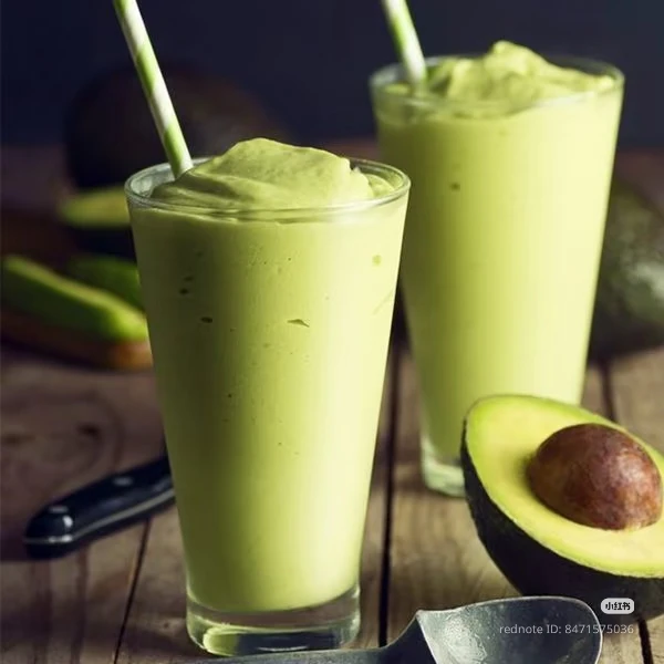 Что китайцы пьют в жаркие, летние дни:

 🥑 Смузи из авокадо — 牛油果奶昔 (niúyóuguǒ nǎixī)

 🍵 Зеленый 