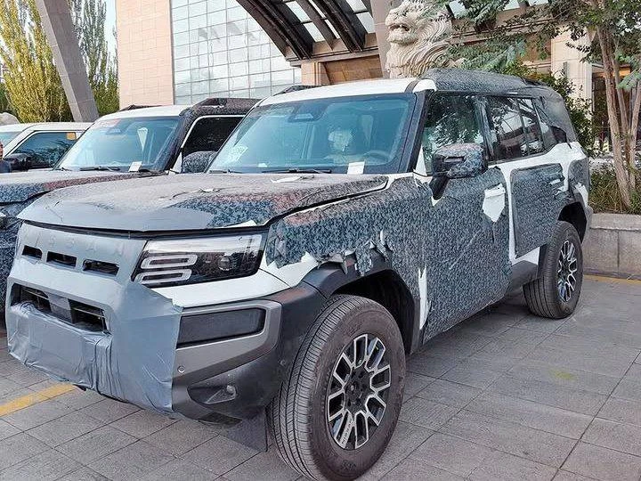 В Пекине заметили новый Nissan Terra — внедорожник проходит дорожные испытания в камуфл...