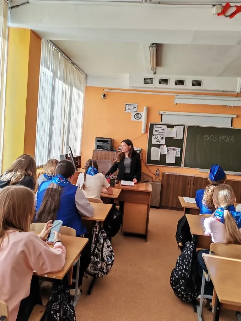 Герои на защите Родины: в 6А и 6Б классе прошла интерактивная лекция от Российского общества «Знание