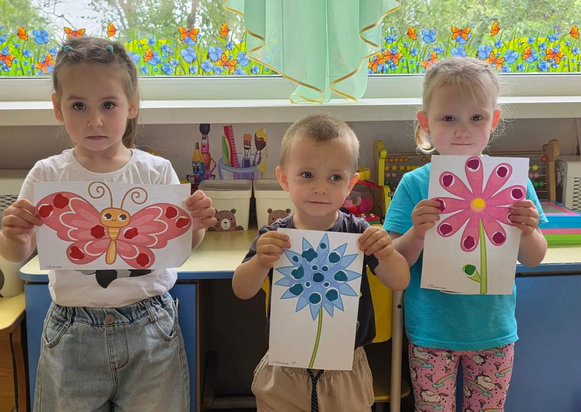 Сегодня наши малыши на занятии по  художественно-эстетическому развитию маленькими пальчикими  лепил