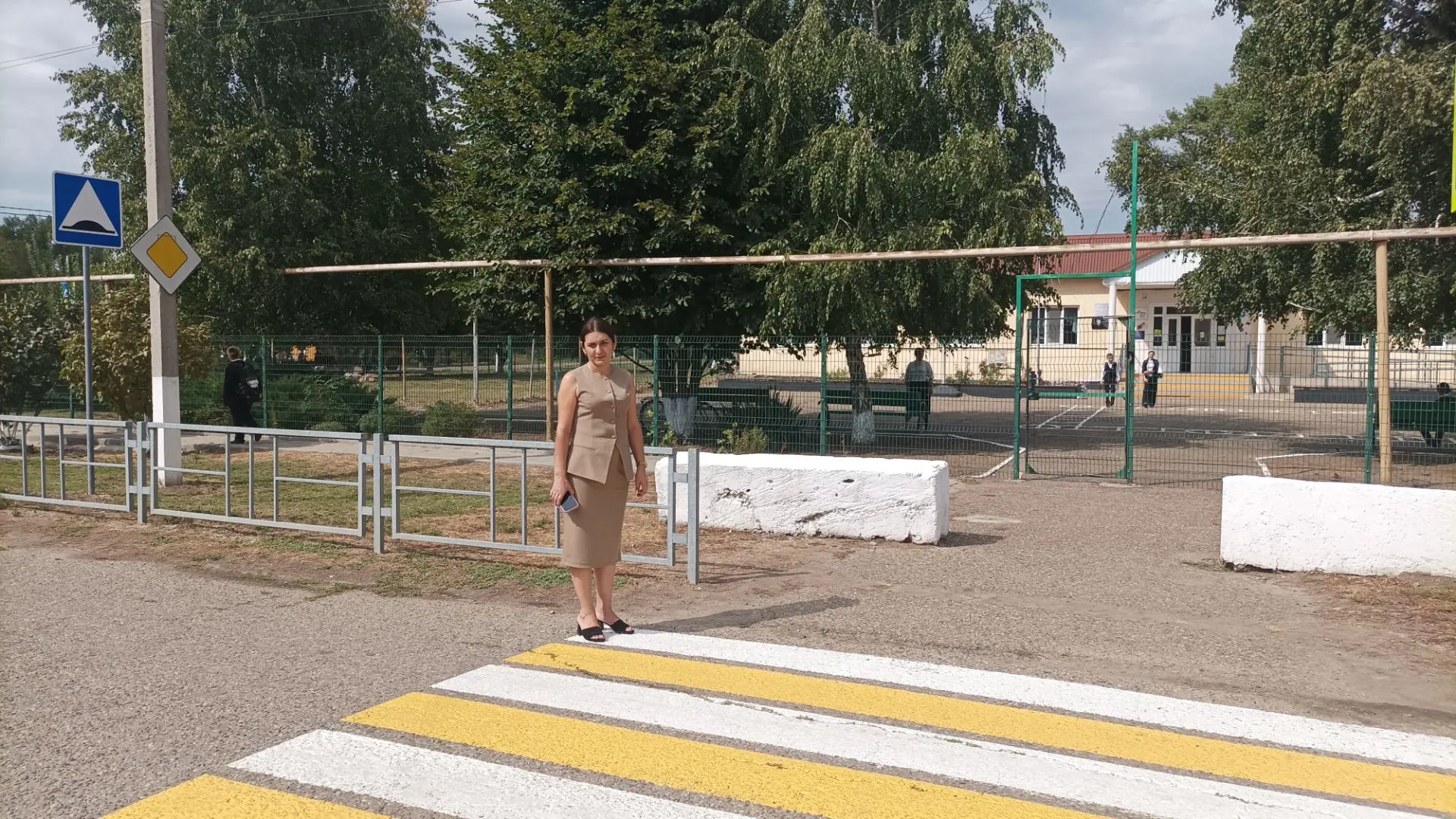 Сегодня педагоги школы совместно с родительским дорожным патрулем осуществляли дежурств...