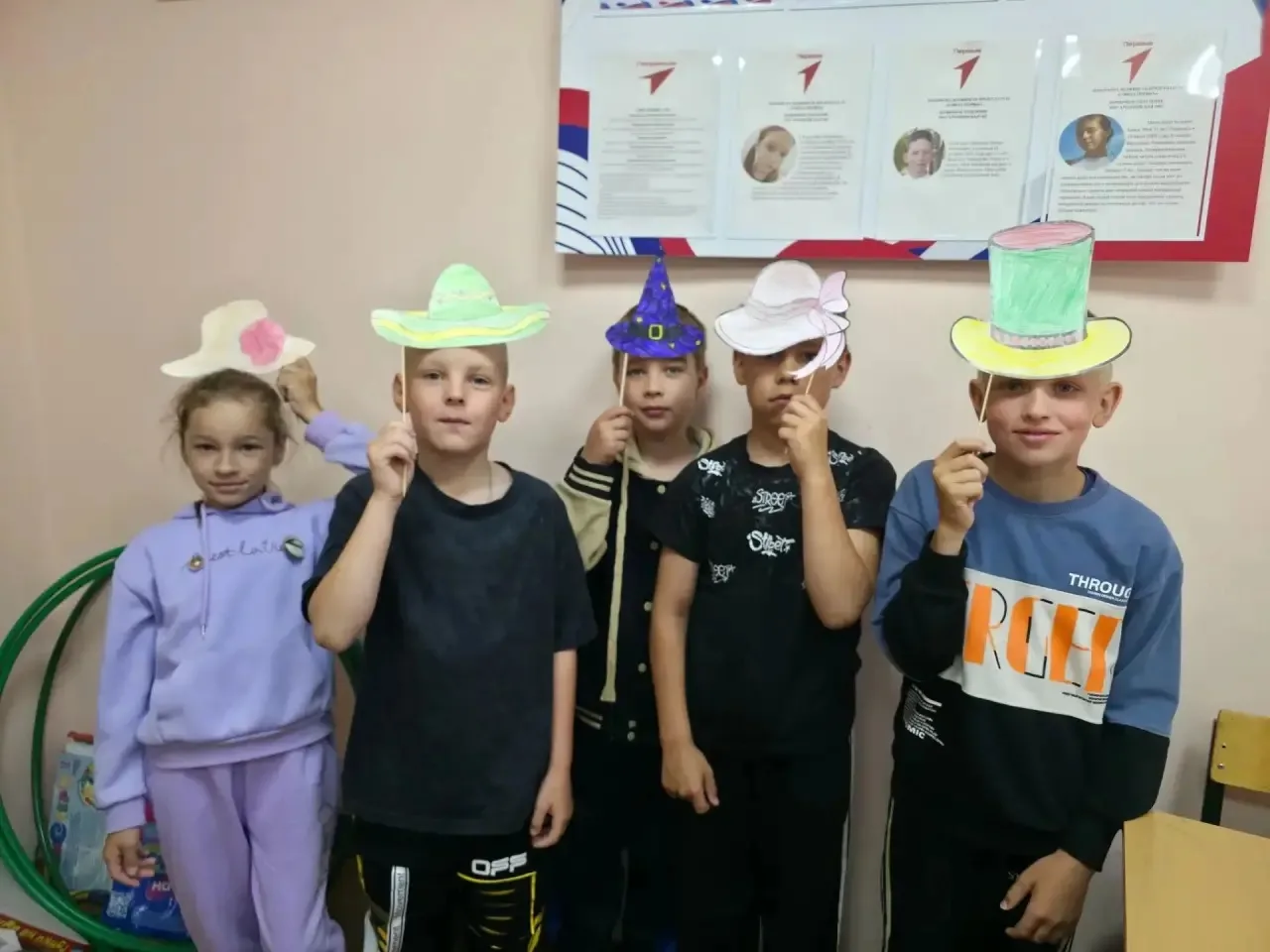 17 июня в нашем лагере был посвящён знакомству с миром головных уборов. Занятие началось с увлекател