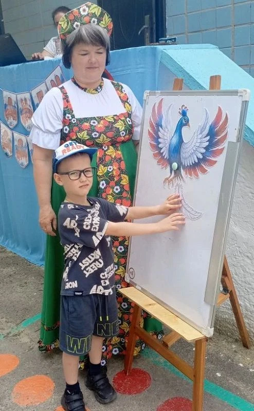 В поисках волшебных перьев.
Накануне праздника Дня России в нашем детском саду состоялся праздник «С