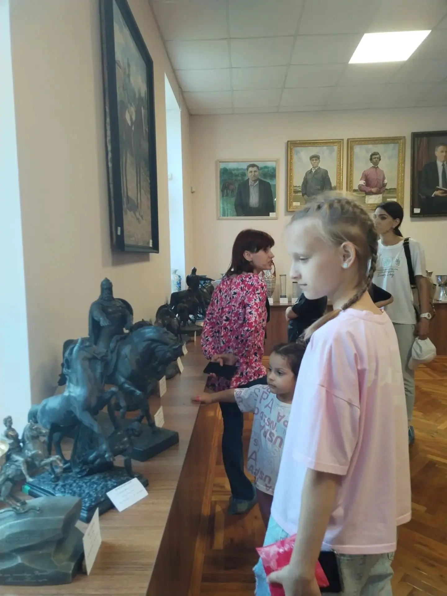 ЛЕТНИЕ КАНИКУЛЫ

14 июня ребята 1"Б" и 4 "Б" классов посетили конный завод «Восход», которому уже бо