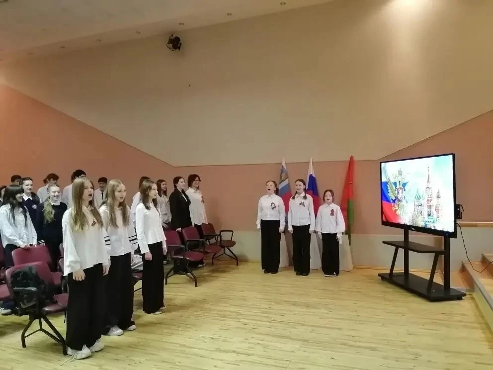 🇷🇺27 апреля в МБОУ «СОШ №34» состоялась традиционная церемония выноса Государственного флага Российс