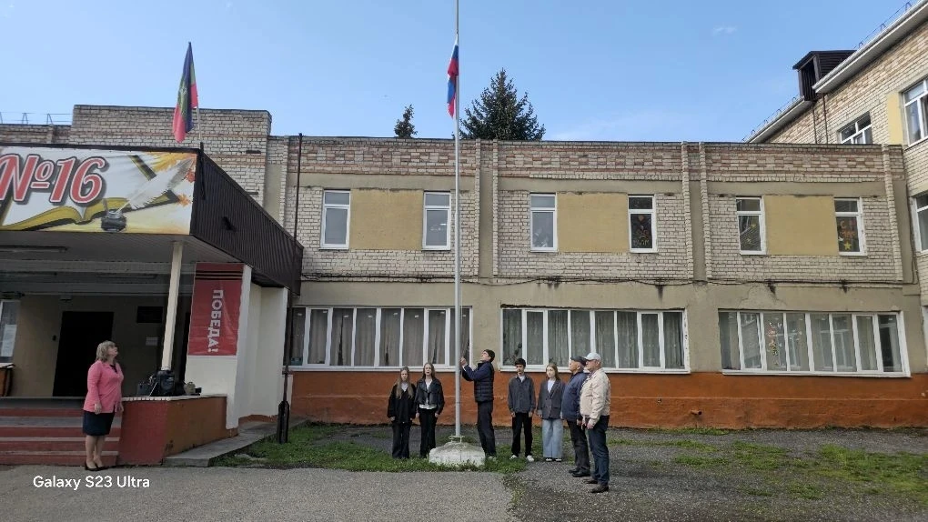 ⭐В гимназии 16-д/с прошла традиционная линейка поднятия флага.
🇷🇺Государственный флаг символизируе