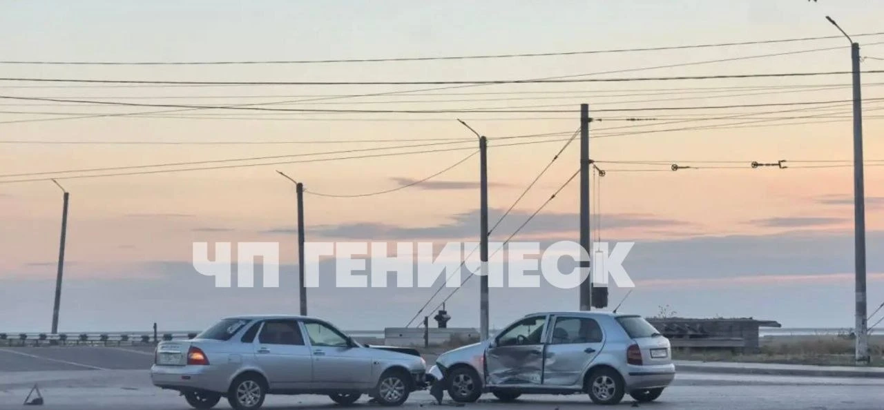 🛻 В Геническе возле ХТУ рядом с заправкой столкнулись две машины
