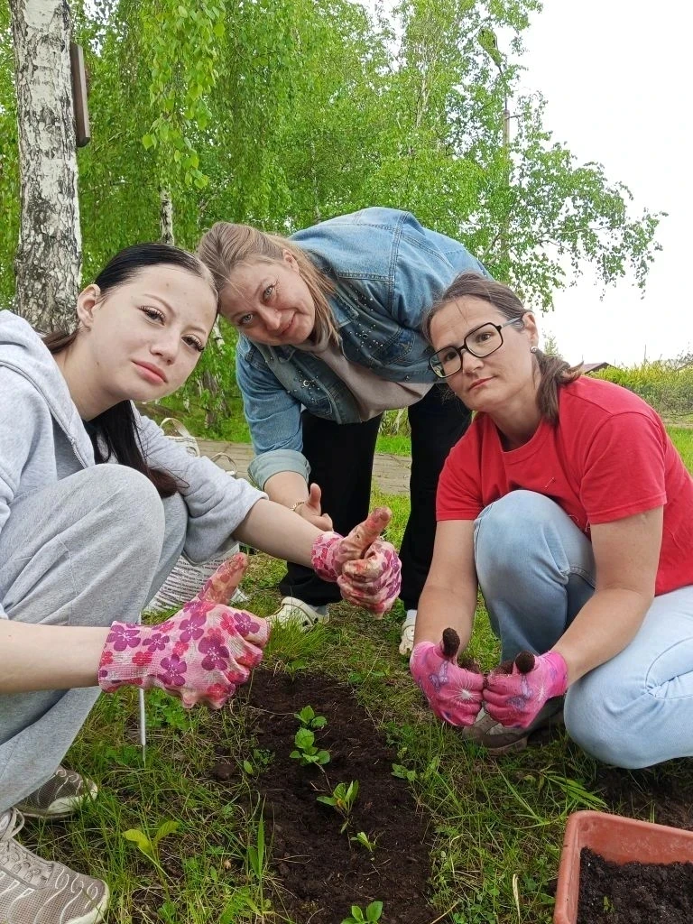 🌷Мы сажаем цветы - мы создаём красоту!🌷
 «Цветочный десант» движения         «Первых» приступил к 