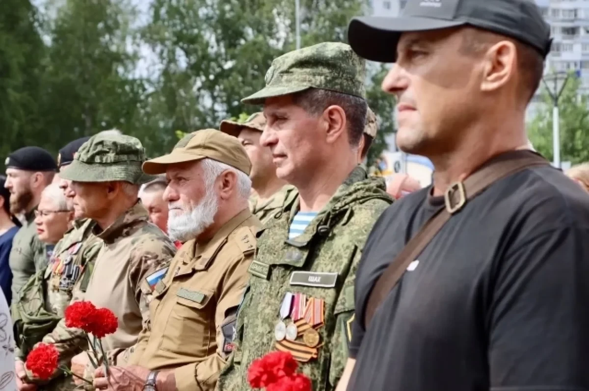 В Югре жители возложили цветы к памятникам в День ветеранов боевых действий