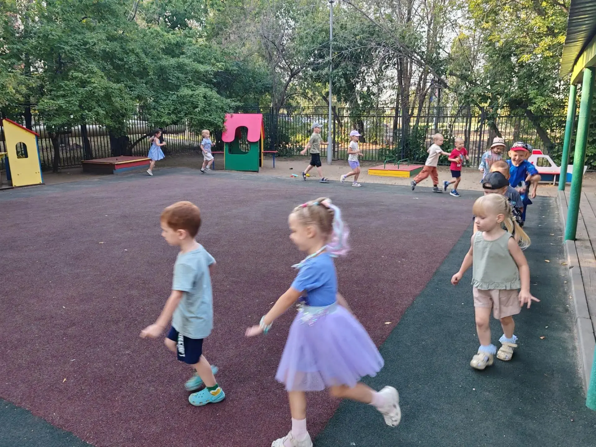 ☀️ Утренняя зарядка на улице в детском саду — это заряд бодрости и хорошего настроения ...