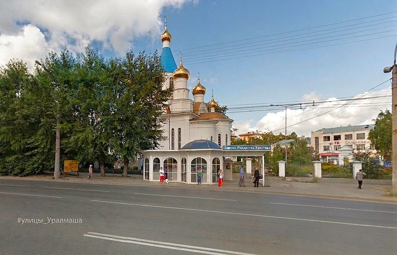 2012 г. остановка троллейбуса №8 "Церковь Рождества Христова", ранее  она называлась "Н...