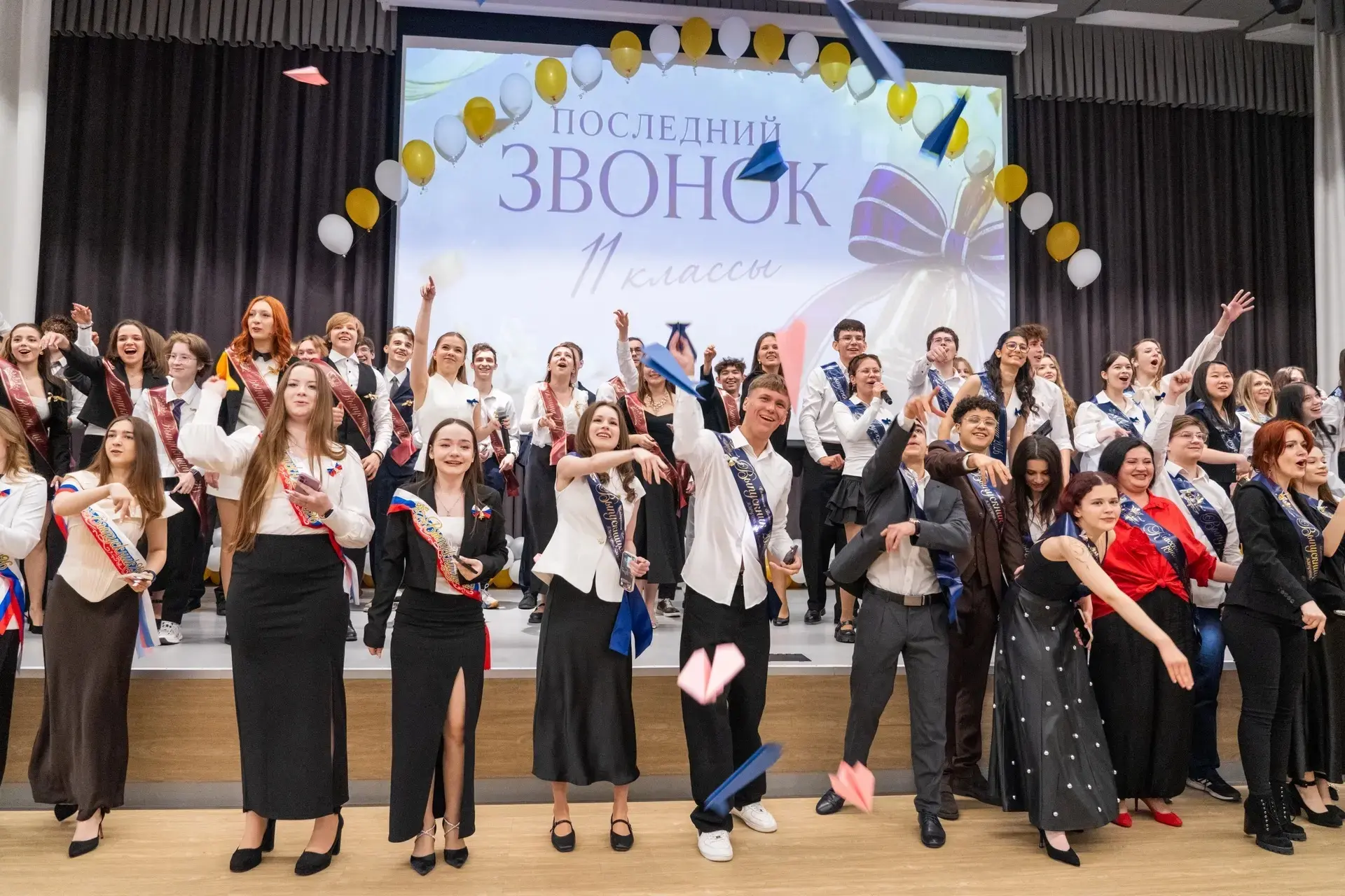 🔔 В школах Подмосковья проходят торжественные линейки и звенят последние звонки!   В этом году у нас