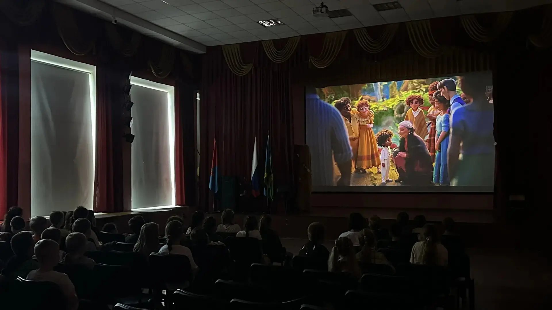 Сегодня в пришкольном лагере случился по-настоящему яркий день: утро —  кинопоказ  ( смех и те самые