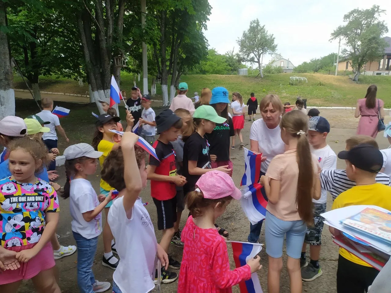 В Предгорье в пришкольных лагерях день начинается с подъема государственного флага