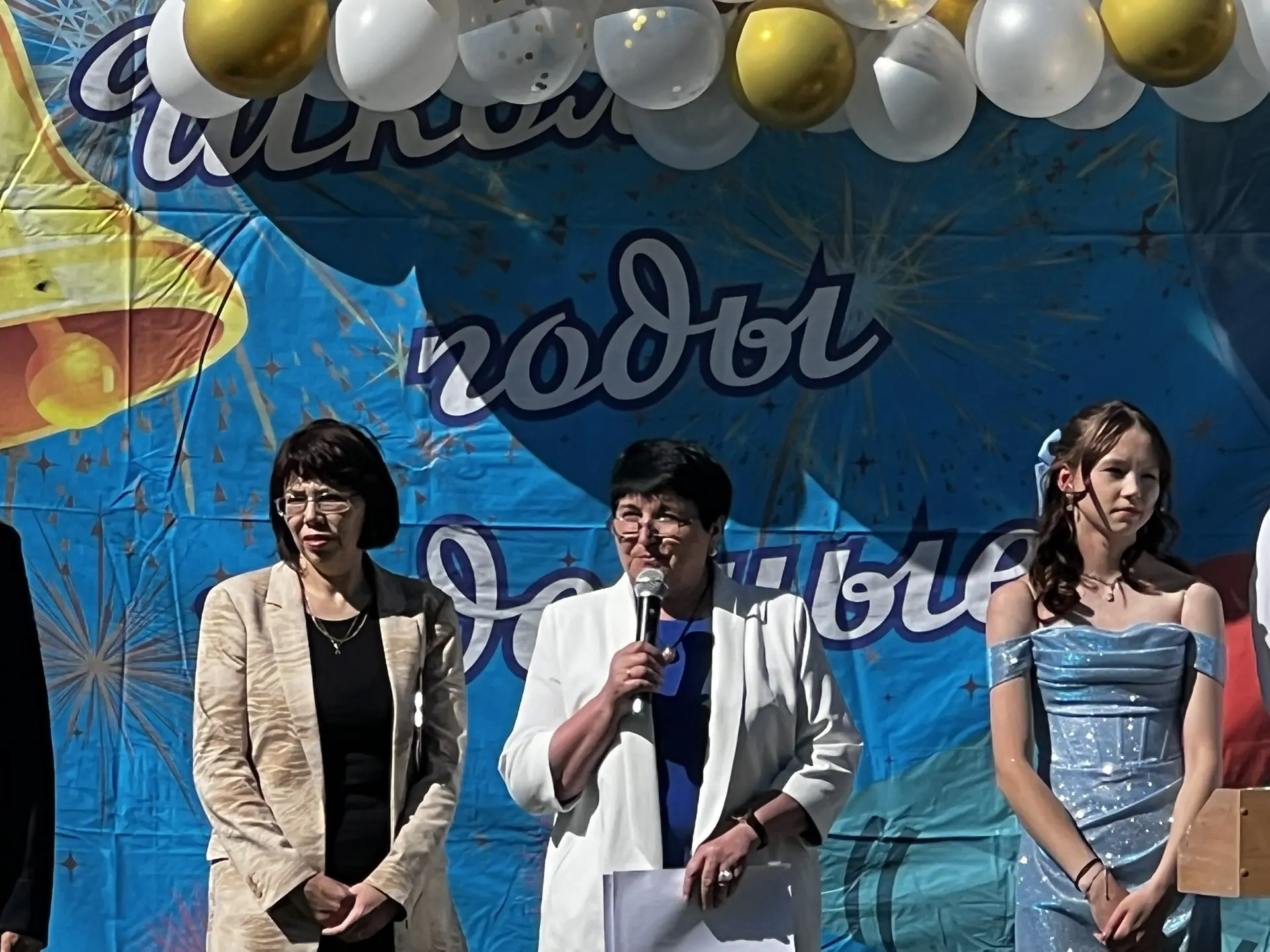 Торжественную линейку открыла директор школы Галина Михайловна Носкова, зачитав приказ ...
