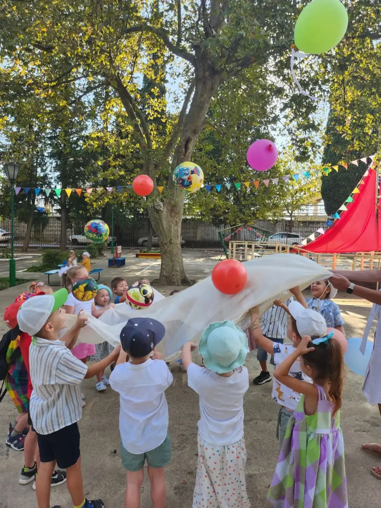 Игры с воздушными шарами 🎈🎈🎈🎈🎈🎈на улице-это отличный способ совместить активный о...