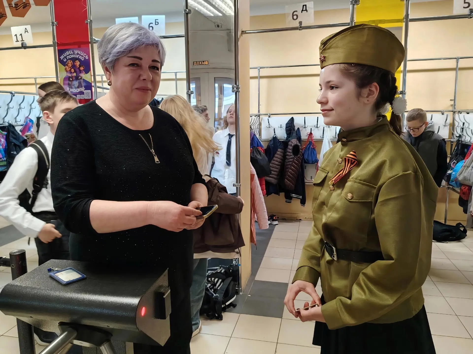 Открытка с Днём Победы   Предпраздничное утро в нашей школе началось с доброй волонтерской традиции 