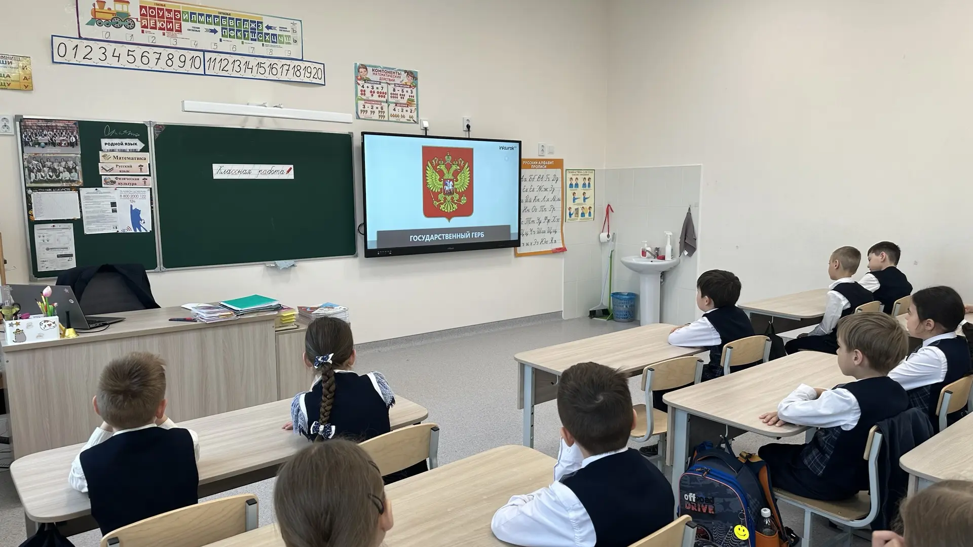 Наши Орлята на треке «Хранители исторической памяти» 🌟  Сегодня 2 «Б» класс окунулся в тему «Расскаж