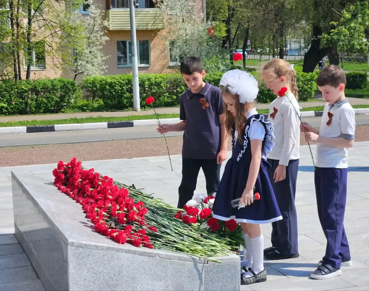 Ученики начальных классов 7-8 мая возложили цветы к памятнику Подольским курсантам 💐