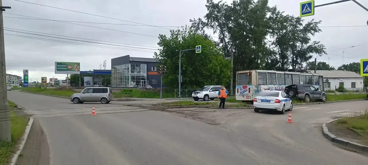 🚨В Усолье-Сибирском сотрудники Госавтоинспекции выясняют обстоятельства ДТП с трамваем