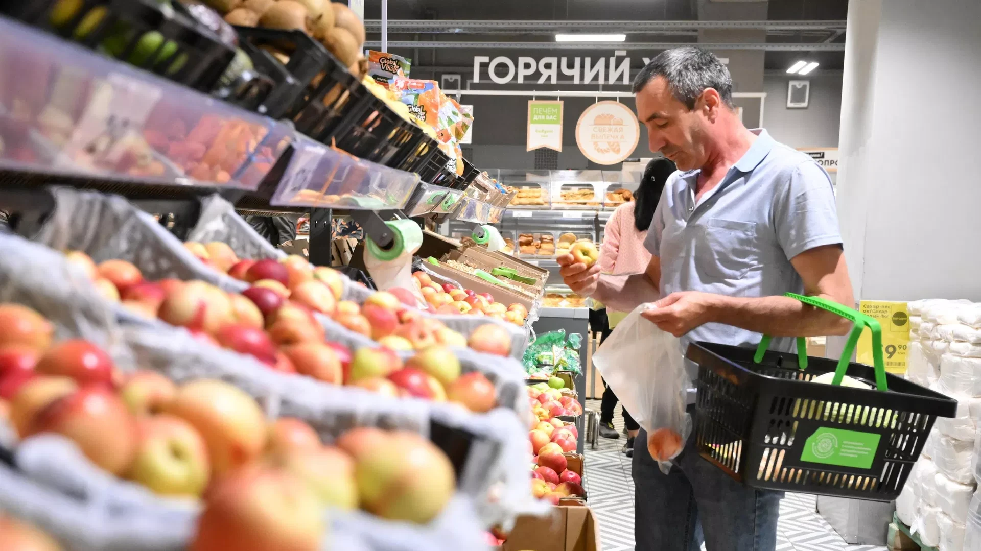 Магазины начнут тщательнее отслеживать качество продуктов.