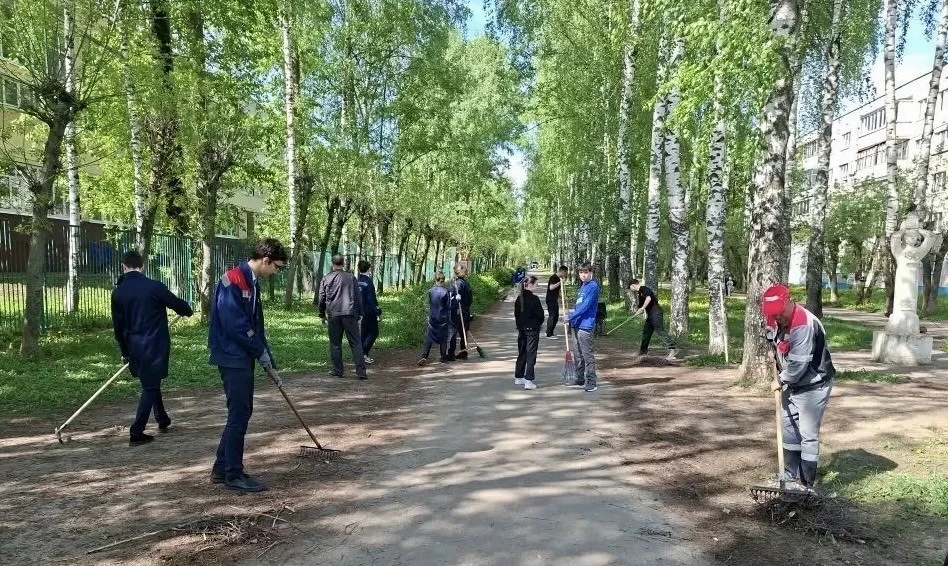 В Чебоксарах на Аллее искусств состоялся субботник   Субботник объединил самых неравнодушных жителей